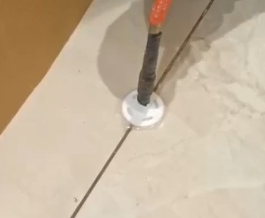 麟游瓷砖空鼓维修公司专业解答瓷砖在铺贴过程中，如果没有涂抹均匀到位的粘结材料（如水泥砂浆或瓷砖胶），可能会导致以下问题