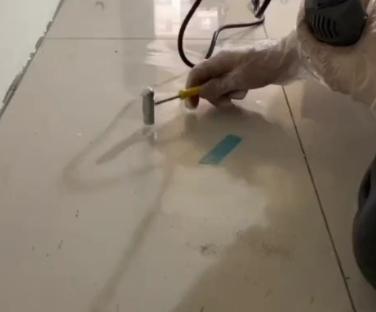 麟游瓷砖开裂维修公司专业分享瓷砖在铺贴前如果没有沥干水分，将会导致以下问题